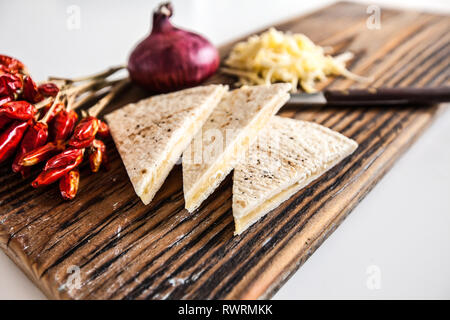 Quesadillas mit Cheddar und Chili auf ein Holzbrett Stockfoto