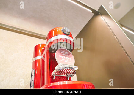 Moskau, Russland - ca. September 2018: Nespresso Maschine auf Anzeige an eine Nespresso store in Moskau, Russland. Stockfoto