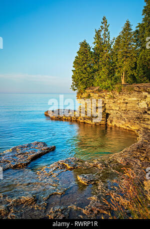 Am frühen Morgen auf einer felsigen Klippe an der Küste von Lake Michigan von Cave Point Park in Door County Wisconsin. Stockfoto