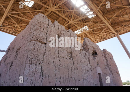 Eine alte Sonoran's Desert Menschen Landwirtschaft und 'Großen Haus' sind im Casa Grande Ruine erhalten Stockfoto