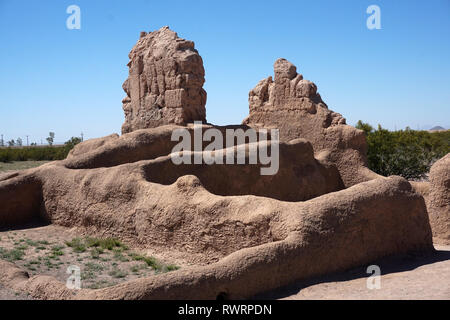 Eine alte Sonoran's Desert Menschen Landwirtschaft und 'Großen Haus' sind im Casa Grande Ruine erhalten Stockfoto