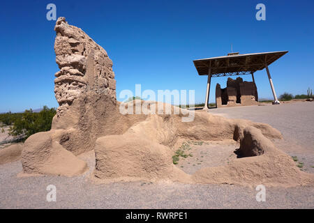 Eine alte Sonoran's Desert Menschen Landwirtschaft und 'Großen Haus' sind im Casa Grande Ruine erhalten Stockfoto