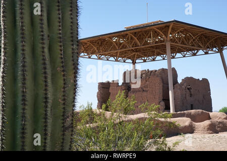 Eine alte Sonoran's Desert Menschen Landwirtschaft und 'Großen Haus' sind im Casa Grande Ruine erhalten Stockfoto