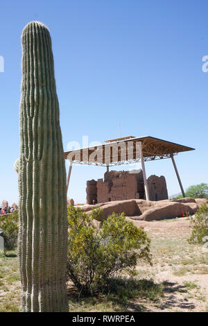 Eine alte Sonoran's Desert Menschen Landwirtschaft und 'Großen Haus' sind im Casa Grande Ruine erhalten Stockfoto