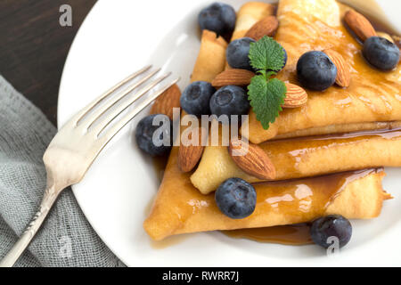 Pfannkuchen mit Sirup Muttern und Heidelbeeren. Auf einer weißen Platte Stockfoto