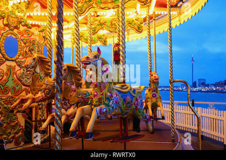 BRIGHTON, East Sussex, Großbritannien - 13 November 2018: historisches Karussell am Brighton Palace Pier. Nostalgische Fahrt mit modernen Skyline am Meer. Stockfoto