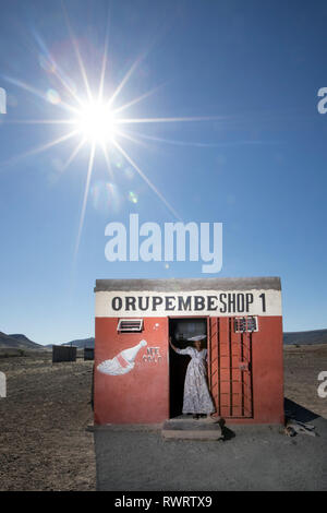 Die Herero Frau von einem Shop in den trockenen Kunene Region des nördlichen Namibia. Stockfoto