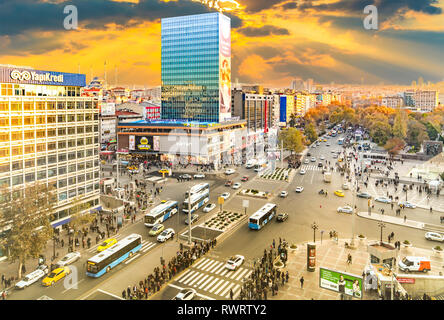 Ankara/Turkey-November 24 2018: Kizilay Platz und Wolkenkratzer am Abend, Ankara, die Hauptstadt der Türkei Stockfoto