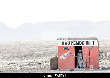 Die Herero Frau von einem Shop in den trockenen Kunene Region des nördlichen Namibia. Stockfoto