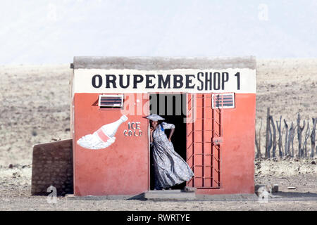 Die Herero Frau von einem Shop in den trockenen Kunene Region des nördlichen Namibia. Stockfoto