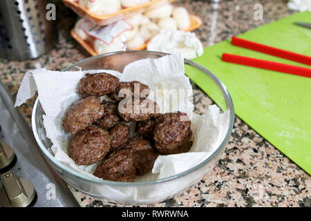 Türkische meatball Kochen und Pilze Stockfoto