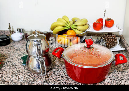 Türkische meatball Kochen und Pilze Stockfoto