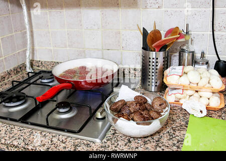 Türkische meatball Kochen und Pilze Stockfoto