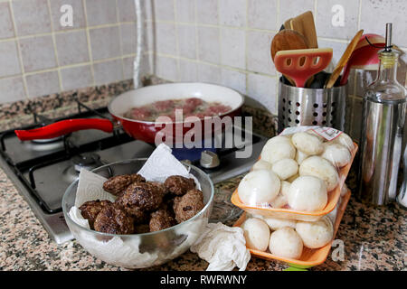 Türkische meatball Kochen und Pilze Stockfoto