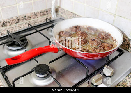 Türkische meatball Kochen und Pilze Stockfoto