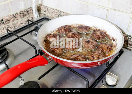 Türkische meatball Kochen und Pilze Stockfoto