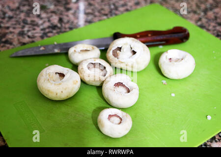 Türkische meatball Kochen und Pilze Stockfoto