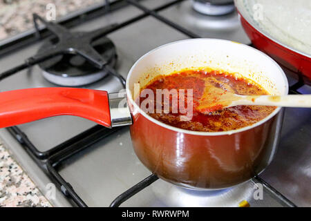 Türkische meatball Kochen und Pilze Stockfoto