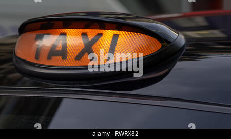 Taxi Schild auf dem Dach eines Autos in der Nacht Stockfoto