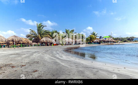 Eine halbrunde Strand des Ferienortes Coveñas, Departamento de Sucre, Kolumbien. Stockfoto