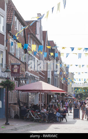 Fachwerkhäuser in der Fußgängerzone Lange Straße mit Fähnchen geschmückt, Altstadt, Buxtehude, Altes Land, Niedersachsen, Deutschland, Europa Stockfoto