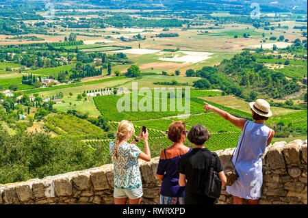 Vaucluse (84). Das Dorf Gordes gilt als das schönste Dorf Frankreichs. Landschaft des Comtat Venaissin Stockfoto