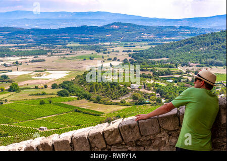 Vaucluse (84). Das Dorf Gordes gilt als das schönste Dorf Frankreichs. Landschaft des Comtat Venaissin Stockfoto