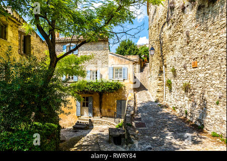 Frankreich. Vaucluse (84). Das Dorf Gordes klassifiziert schönsten Dorf von Frankreich. Gasse des Dorfes Stockfoto