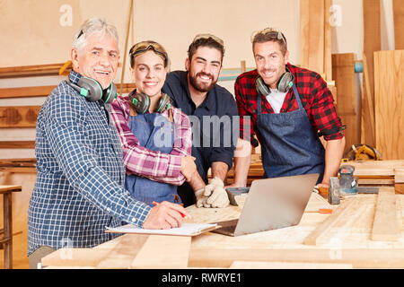 Senior Chef und seine junge erfolgreiche Handwerker Team Stockfoto