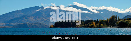 Um Neuseeland - Im atemberaubenden Alpen der Südinsel, Lake Wanaka ist ein Zentrum für Touren. - Panorama Stockfoto