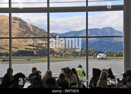 Um Neuseeland - Der wartebereich der Flughafen Queenstown, mit Blick auf die Rollbahn & hängen darüber hinaus. Stockfoto