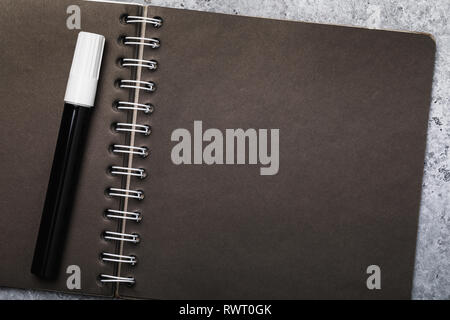 White Pen und Notebook für Skizzen mit schwarzen Blätter mit Kopie Raum, Ansicht von oben Stockfoto