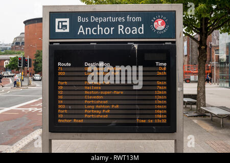 Bus An- und Abreise das Information Board, Anker Straße, Bristol, Großbritannien Stockfoto