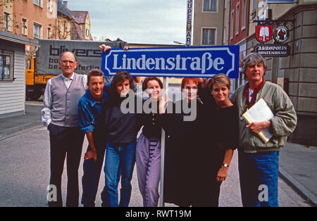 Der lindenstraße, Fernsehserie, Deutschland 1988 Darsteller: Robert Zimmerling, Christian Kahrmann, Brigitte Annessy, Nina Vorbrodt, Margret Van Munster, Andrea Spatzek und neuer Horsemanship Nikolai van der Heyde Stockfoto