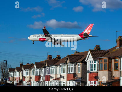 Ein Virgin Atlantic Airways Airbus A 330-343 Landung am Flughafen Heathrow in London. Stockfoto