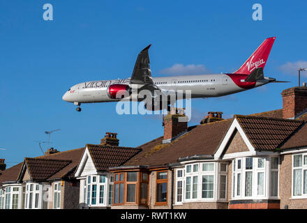 Ein Virgin Atlantic Airways Boeing 787-9 Dreamliner Landung am Flughafen Heathrow in London. Stockfoto