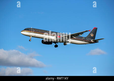 Ein Royal Jordanian Airbus A 321-231 Landung am Flughafen Heathrow in London. Stockfoto