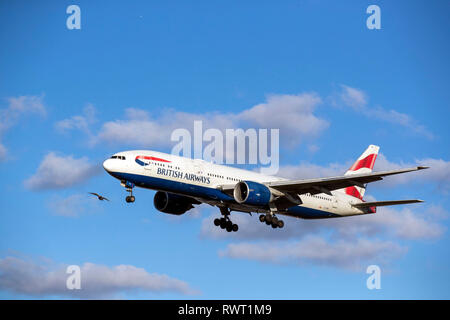 Einen British Airways Boeing 777-236 ER Landung am Flughafen Heathrow in London. Stockfoto