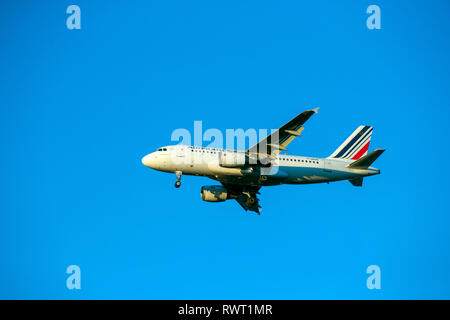 Eine Air France Airbus A 319-111 Landung am Flughafen Heathrow in London. Stockfoto