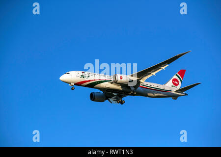 Ein Biman Bangladesh Airlines Boeing 787-8 Dreamliner Landung am Flughafen Heathrow in London. Stockfoto