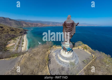 Luftaufnahme von Cristo Rei von Dili, hohe Statue von Jesus Christus auf einem Globus in Dili, Osttimor, auf einem Gipfel, mit Blick auf die Hauptstadt der Stockfoto