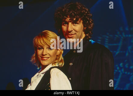 Michelle, deutsche Schlagersängerin, die in der ZDF-Hitparade, Deutschland 1996. Deutsche Schlager Sängerin Michelle an deutschen TV-Chart Show "Hitparade", Deutschland 1996. Stockfoto