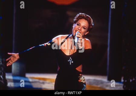 Michelle, deutsche Schlagersängerin, in der Fernsehshow "Musik Balatonfüred in der Luft", Deutschland 1995. Deutsche Schlager Sängerin Michelle in einer deutschen TV-Show, Deutschland 1995. Stockfoto