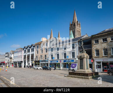 12. Juni 2018: Truro, Cornwall, UK-Geschäfte im boscawen Street, Truro Stockfoto