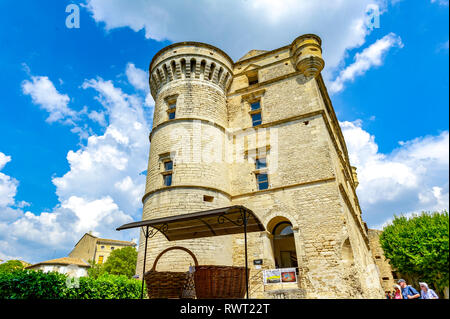 Vaucluse (84). Das Dorf Gordes gilt als das schönste Dorf Frankreichs. Die Burg von Gordes aus der Renaissance Stockfoto