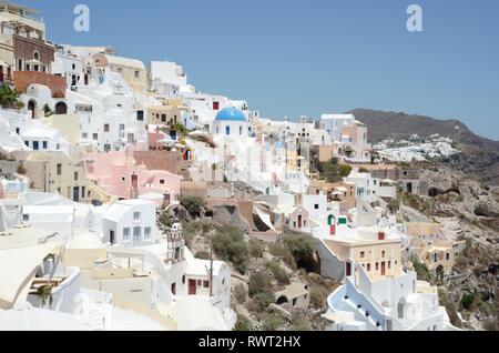 Santorini und Blick auf das Dorf mit typischen Kirche in der Mitte mit einem blauen Kuppel Stockfoto