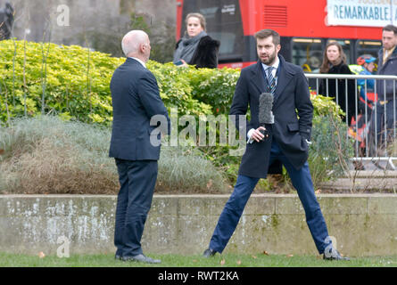 Joe Pike-ITV politischer Korrespondent für 'Norden' - Befragung von jemand kürzer als sich auf College Green, Westminster, London, Großbritannien. Stockfoto