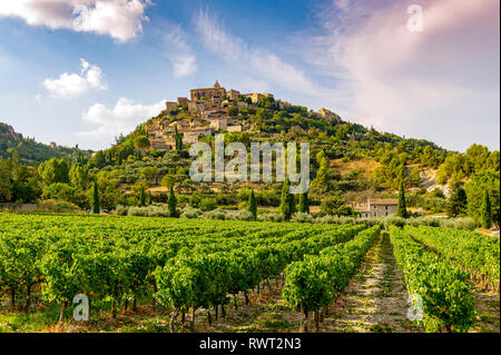 Frankreich. Vaucluse (84), Regionale Naturpark Luberon. Das Dorf Gordes klassifiziert schönsten Dorf in Frankreich. Stockfoto