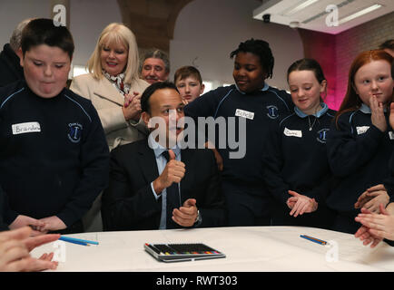 Taoiseach Leo Varadkar und die Staatsministerin für Hochschulbildung Mary Mitchell O'Connor mit Schülern von Our Lady Immaculate, Darndale, während der Regierungseinführung ihres Aktionsplans für Bildung 2019 am National College of Art and Design, Dublin. Stockfoto