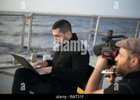 Libanesische band Mashrou" Leila Einrichten und Vorbereiten eines Songs an Bord Greenpeace Schiff Rainbow Warrior auf der Sonne vereint uns Tour aufzeichnen, Mittelmeer, am 23. Oktober 2016. N 38°04.959' E 10°10.823' Stockfoto